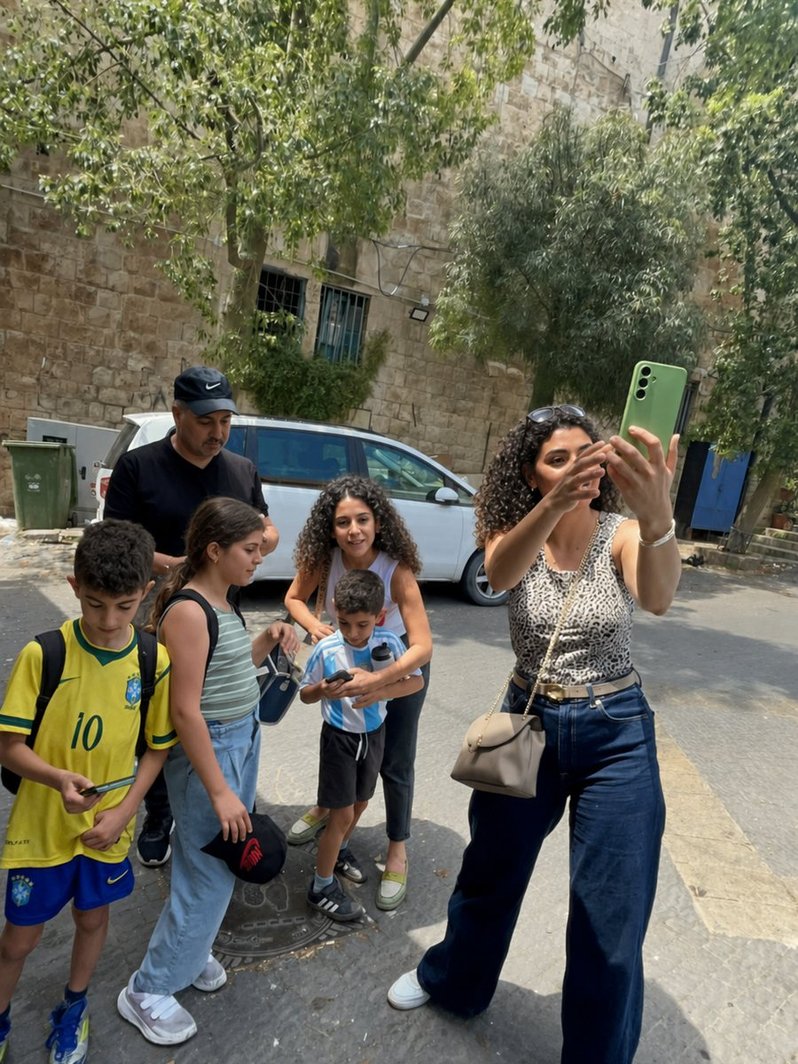 A family team following the Trovoyo route through the streets